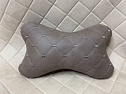 Подушка під голову в машину з перфорованої Екошкіри. Світло-коричнева з коричневим рядком