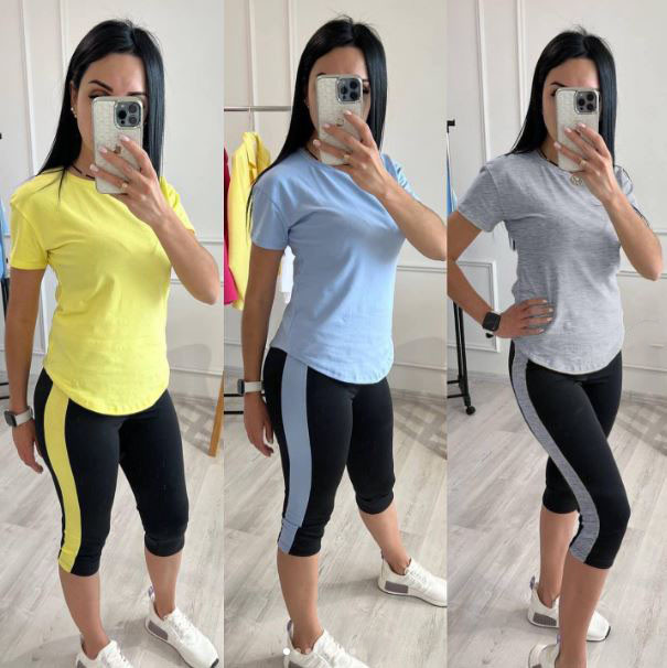 Спортивний жіночий костюм літній футолка та капрі з лампасами