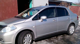 Дефлектори вікон (вітровики) Nissan Tiida (сідан) 2006-2011 (Hic)