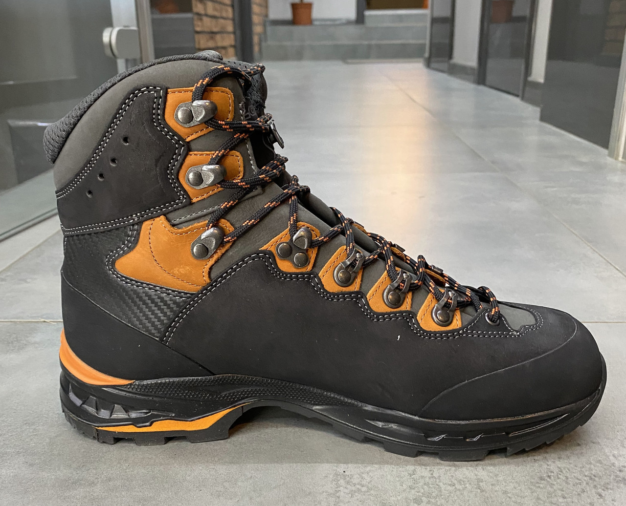 Ботинки трекинговые Lowa Camino GTX 41 р, Черный/Оранжевый (Black/Orange), высокие походные ботинки - фото 2 - id-p1897887213