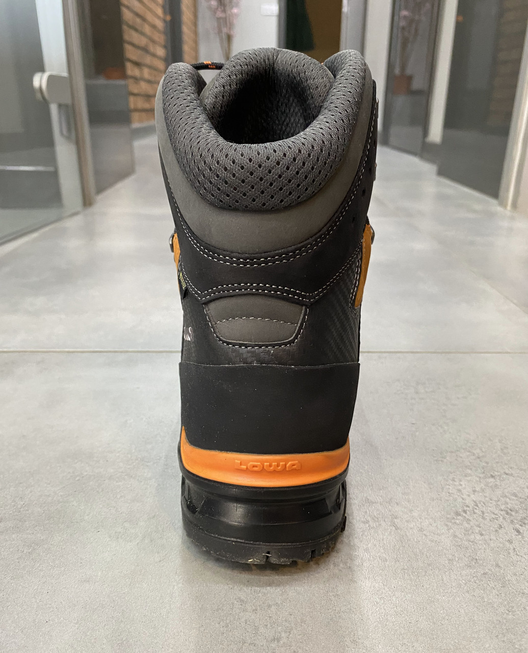 Ботинки трекинговые Lowa Camino GTX 41 р, Черный/Оранжевый (Black/Orange), высокие походные ботинки - фото 3 - id-p1897887213