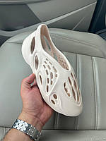 Женские сандалии YEEZY Foam Runner Sand (молочные) модные повседневные босоножки No Brend Ar7012 cross