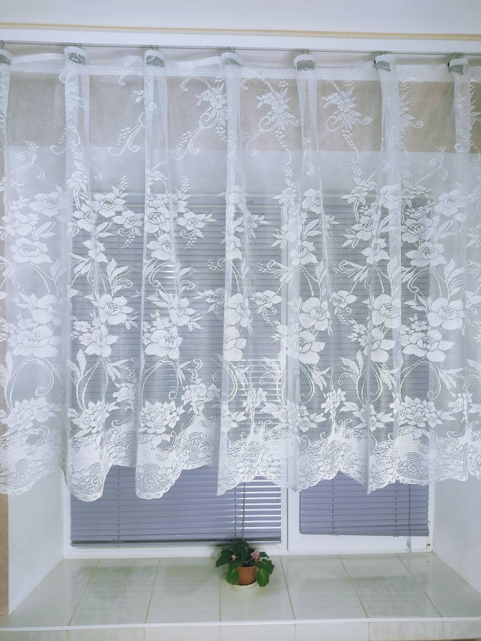 Біла гардина з квітковим візерунком по всьому полю