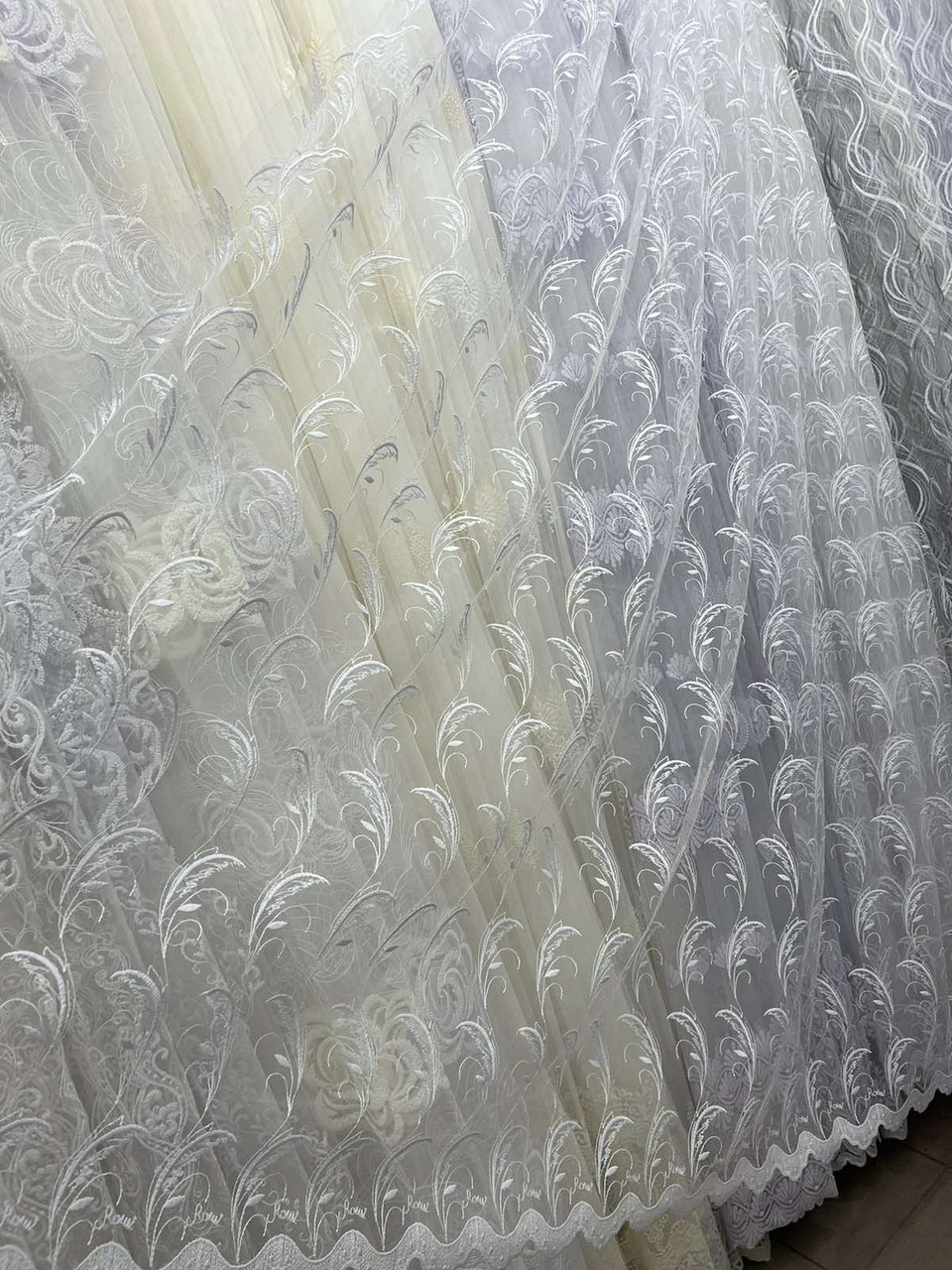Якісна фатинова тюль з густою вишивкою №12099 білий