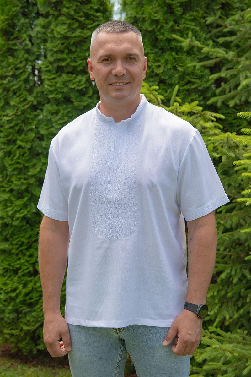 Чоловіча біла вишиванка з коротким рукавом із вишивкою в тон сорочки святковий стриманий стиль