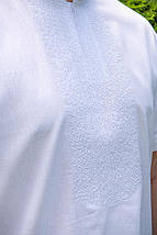 Чоловіча біла вишиванка з коротким рукавом із вишивкою в тон сорочки святковий стриманий стиль, фото 2