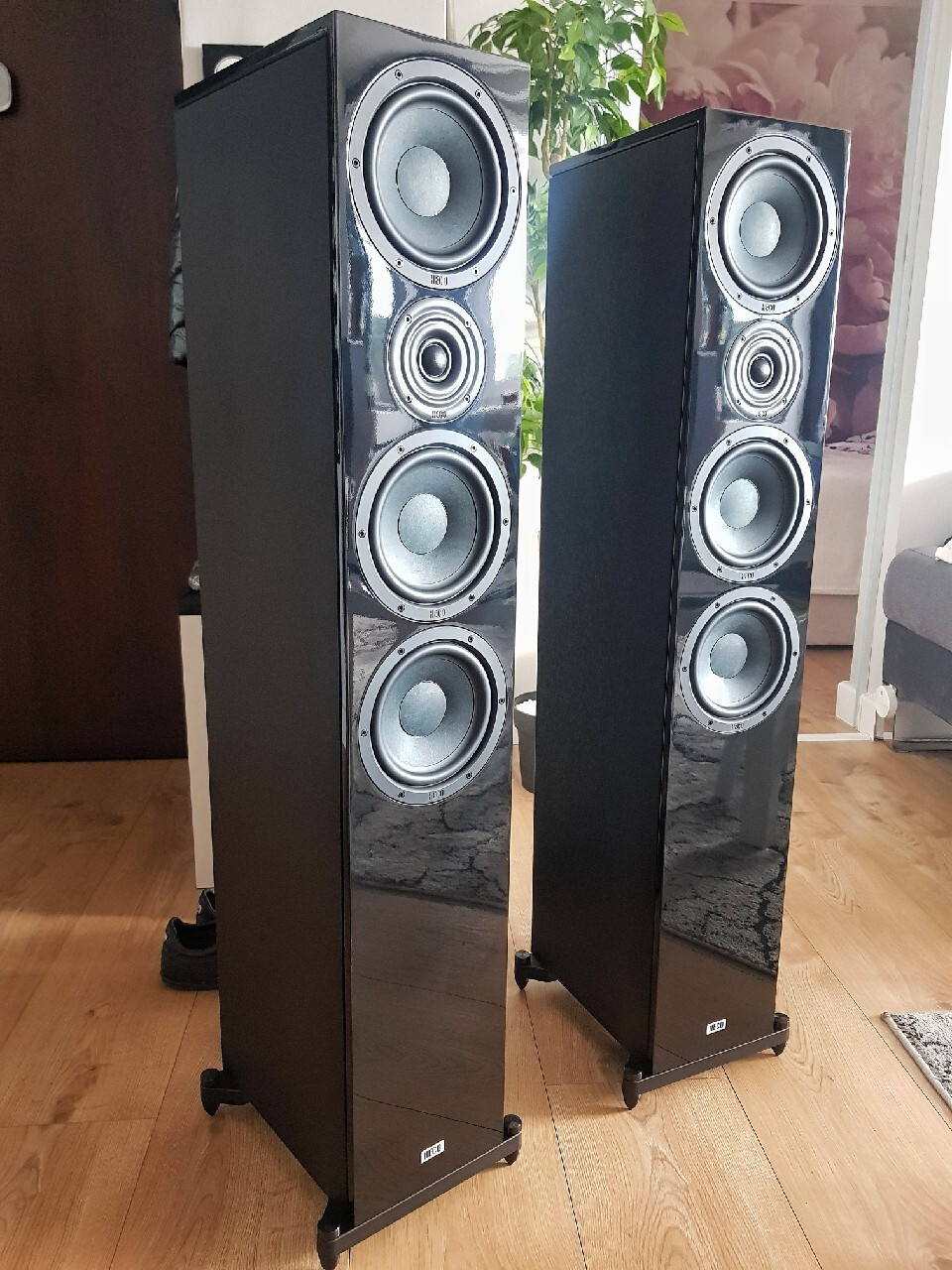 Трисмугові підлогові колонки HECO Aurora 700 ebony black
