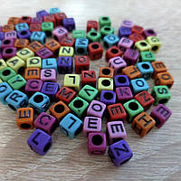 Акрилові намистини кубики Алфавіт 6х6х6 мм, колір різнобарвний з чорними літерами