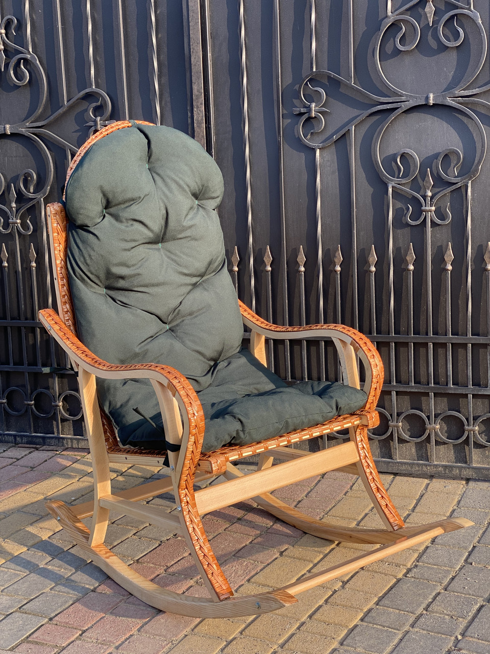 Крісло качалка плетена з лози в наборі з подушкою.