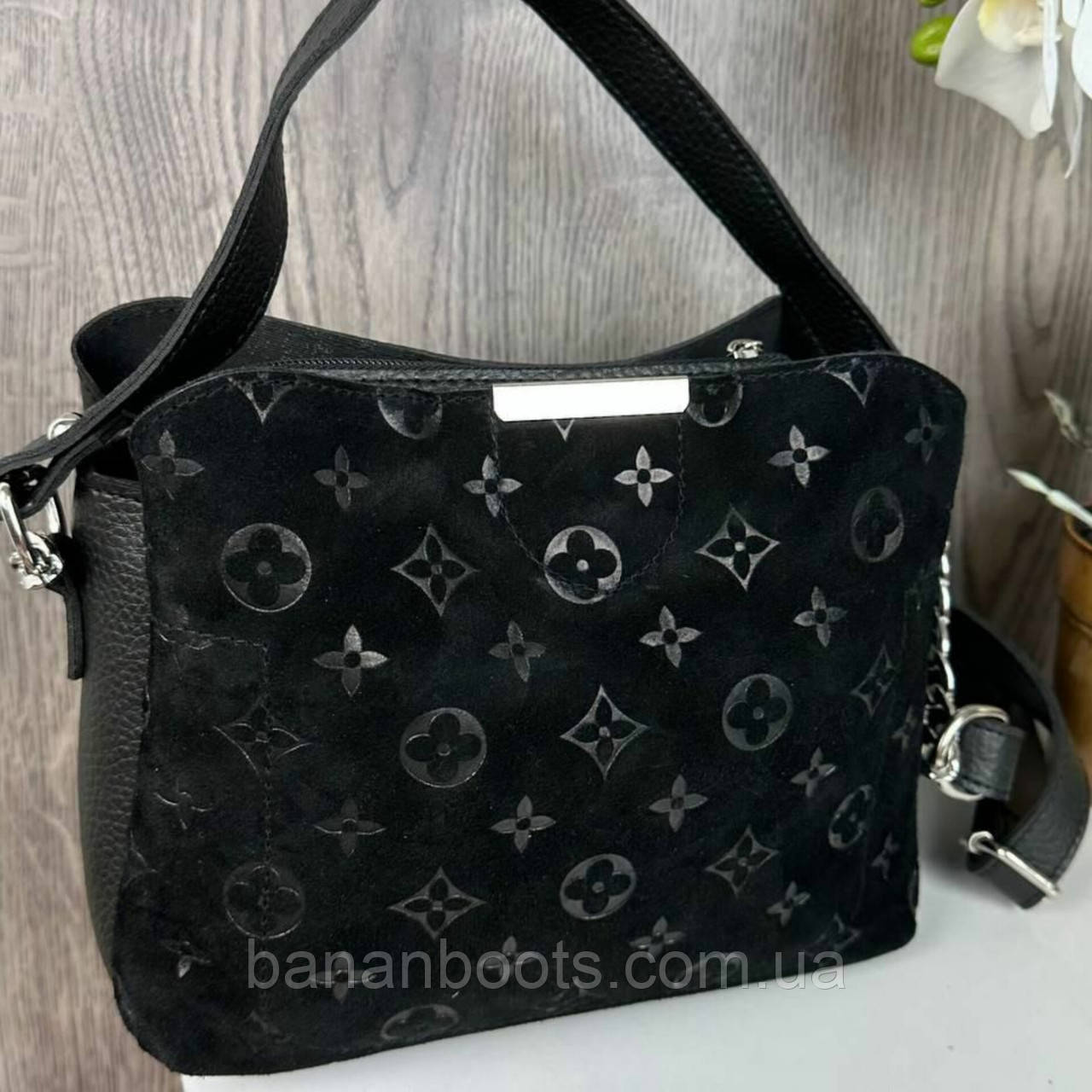 Замшева жіноча чорна сумочка з візерунком