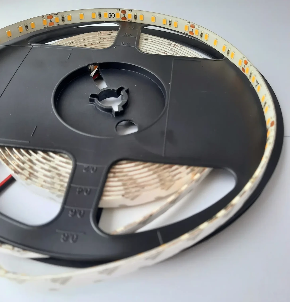 Світлодіодна стрічка COLORS, 24V, 120 led/m, 9.6W, 936Lm, IP55, 4000K (DJ120-24V-8mm-IP55-NW), фото 1