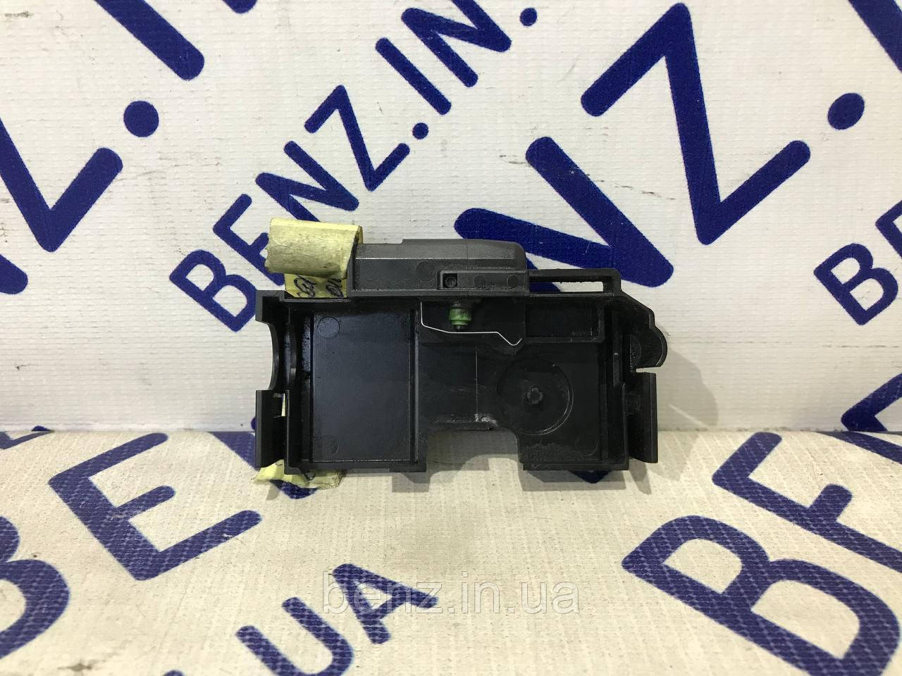 Кінцевик замка капоту лівий Mercedes W204, W212, W205, W222, C207 A2048703158