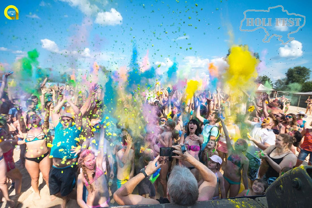 Суми зустріли Holi Fest вибухом яскравих фарб! Суми зустріли Holi Fest вибухом яскравих фарб!