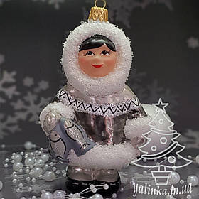 Скляна ялинкова іграшка хлопчик ескімос з серії діти світу      Snegka Poland