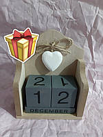 Дерев'яний вічний календар, настільний, компактний, гарний, з з фігурним білим серцем та підставкою