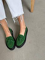 Лоферы зеленые женские замшевые на черной подошве