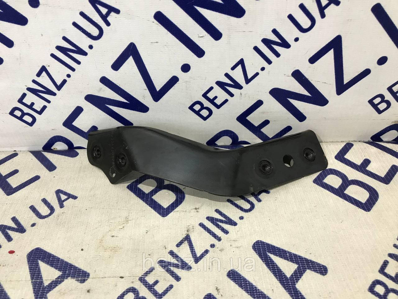 Кронштейн переднього підсилювача справа Mercedes W204, X204 A2046200285