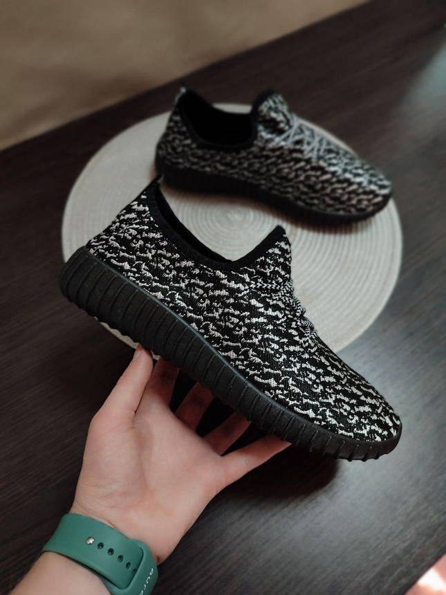 ЗНИЖКА! Літні кросівки Yeezy Boost BLACK / WHITE чоловічі із буст, фото 1