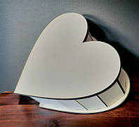 Подарочная коробка-бокс в форме сердца с откидной крышкой белого цвета