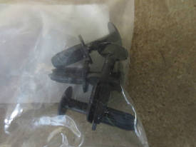 Кліпса (фіксатор, кріплення, клямка) внутрішніх панелей (обивки) кузова чорна Opel Astra-H Meriva-A Vectra-C Signum 7336934 7336851