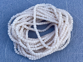 Кришталеві намистини 2мм кубик, грановані - молочний