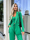 Зелений жіночий класичний костюм-трійка - піджак, брюки і топ, фото 3