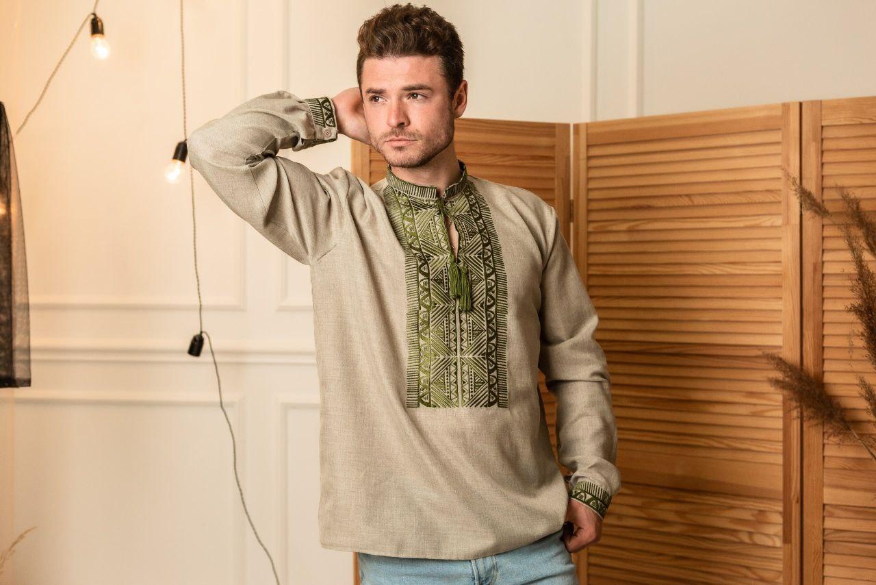 Сучасна Чоловіча лляна вишиванка оливкового зеленого кольору з довгим рукавом з вишитым літаком.