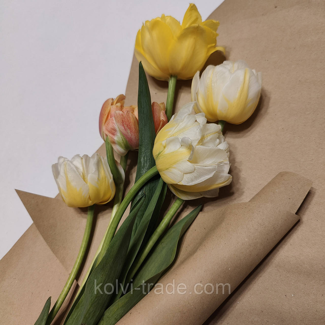 Крафт-папір Лайт для пакування квітів (Kraft/L-105/25-80-16) ф. 1.05м у рулонах 25 м, щільність 80г/м2 Колві