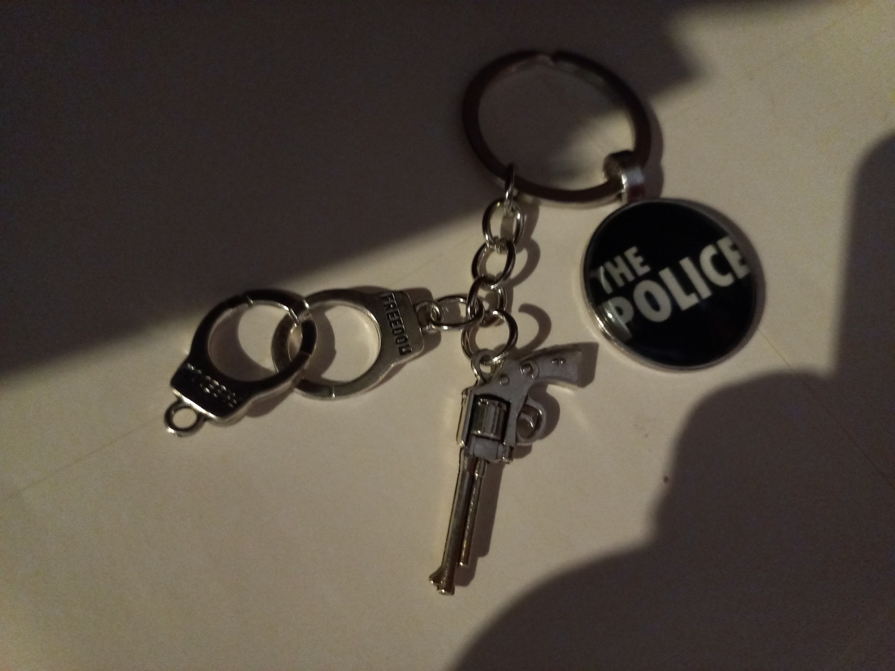 Круглый брелок police полиция the POLICE подарок полицейскому копу подвеска- наручники пистолет - фото 3 - id-p1901018067