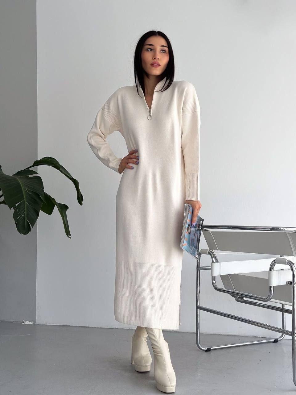 Акрилове плаття жіноче білого кольору з відкладним коміром вільний крій із довгими рукавами довжини міді