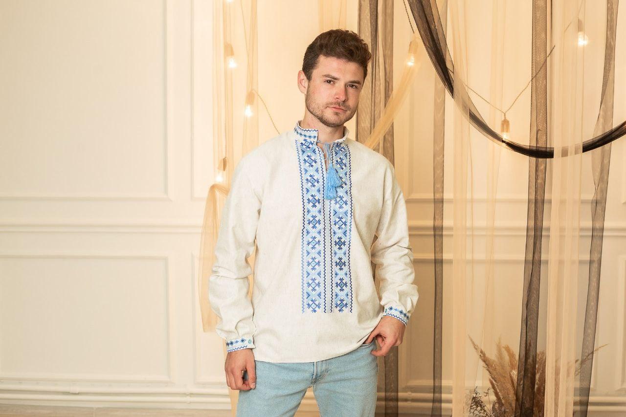 Чоловіча вишиванка біла великих розмірів з традиційною блакитною вишивкою орнаменту довгий рукав