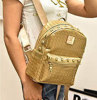 Плетений жіночий маленький золотистий рюкзак з шипами