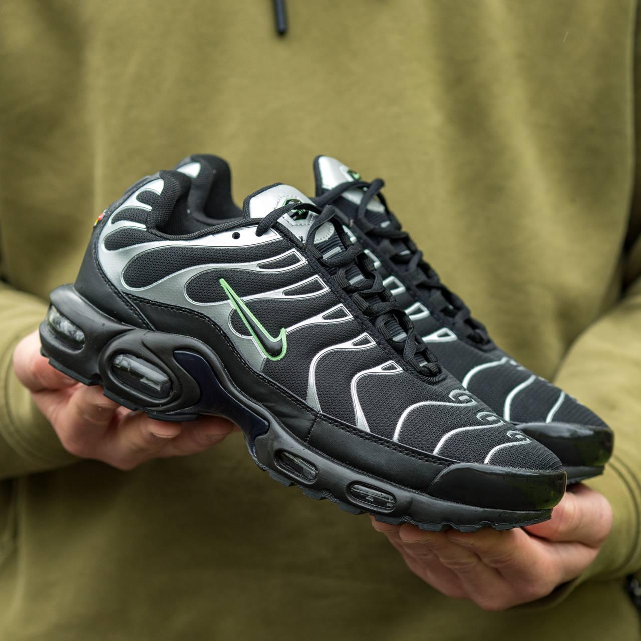 Nike air max plus black hotsell and grey