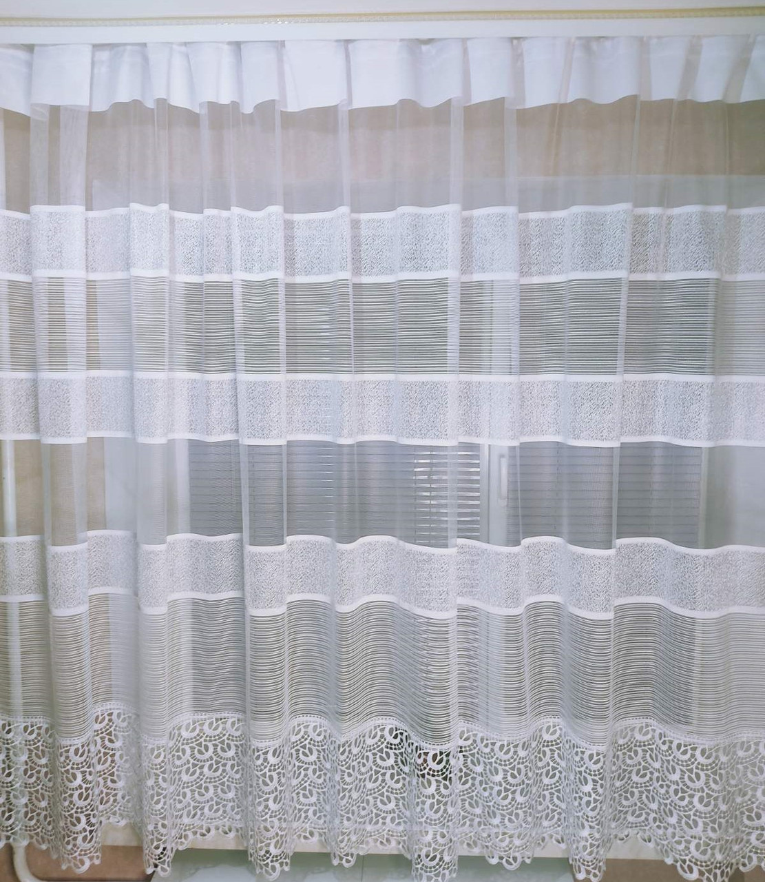 Білий тюль із жакарду зі смугами