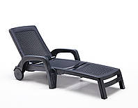 Пластикові шезлонги для дачі та пляжу