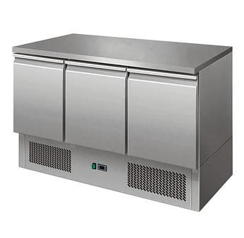Холодильний стіл 140x70 см, 3 двері, зі стільницею повністю з нержавіючої сталі