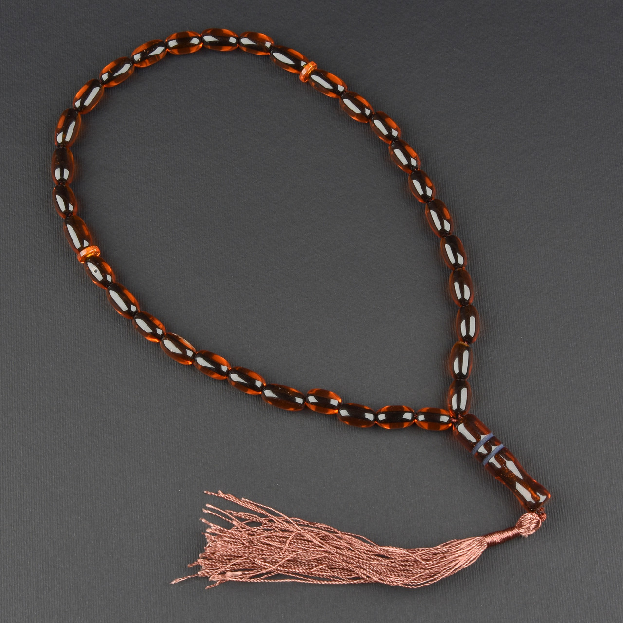 Чітки пластикові з коричневими намистинами та коричневим хвостиком кількість намистин 33 штуки довжина 70 см - фото 1 - id-p1904376606