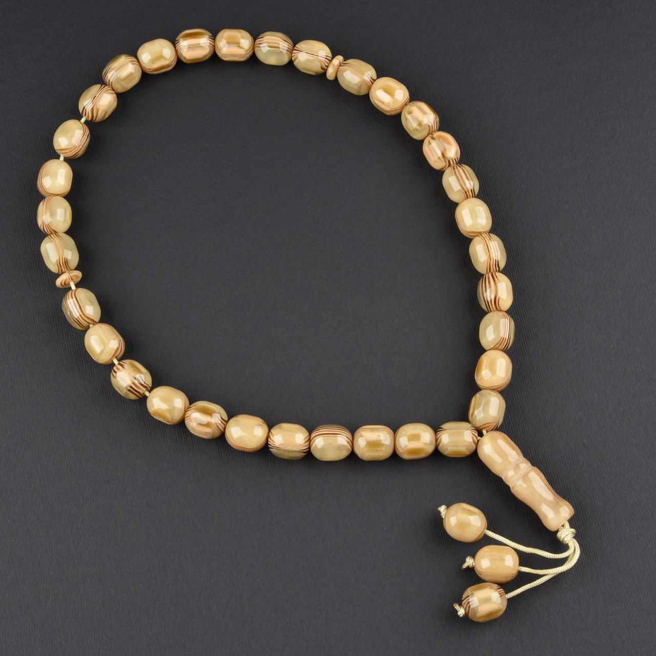 Чітки пластикові з бежевими намистинами та висулькою кількість намистин 33 штуки довжина 70 см - фото 1 - id-p1904377613