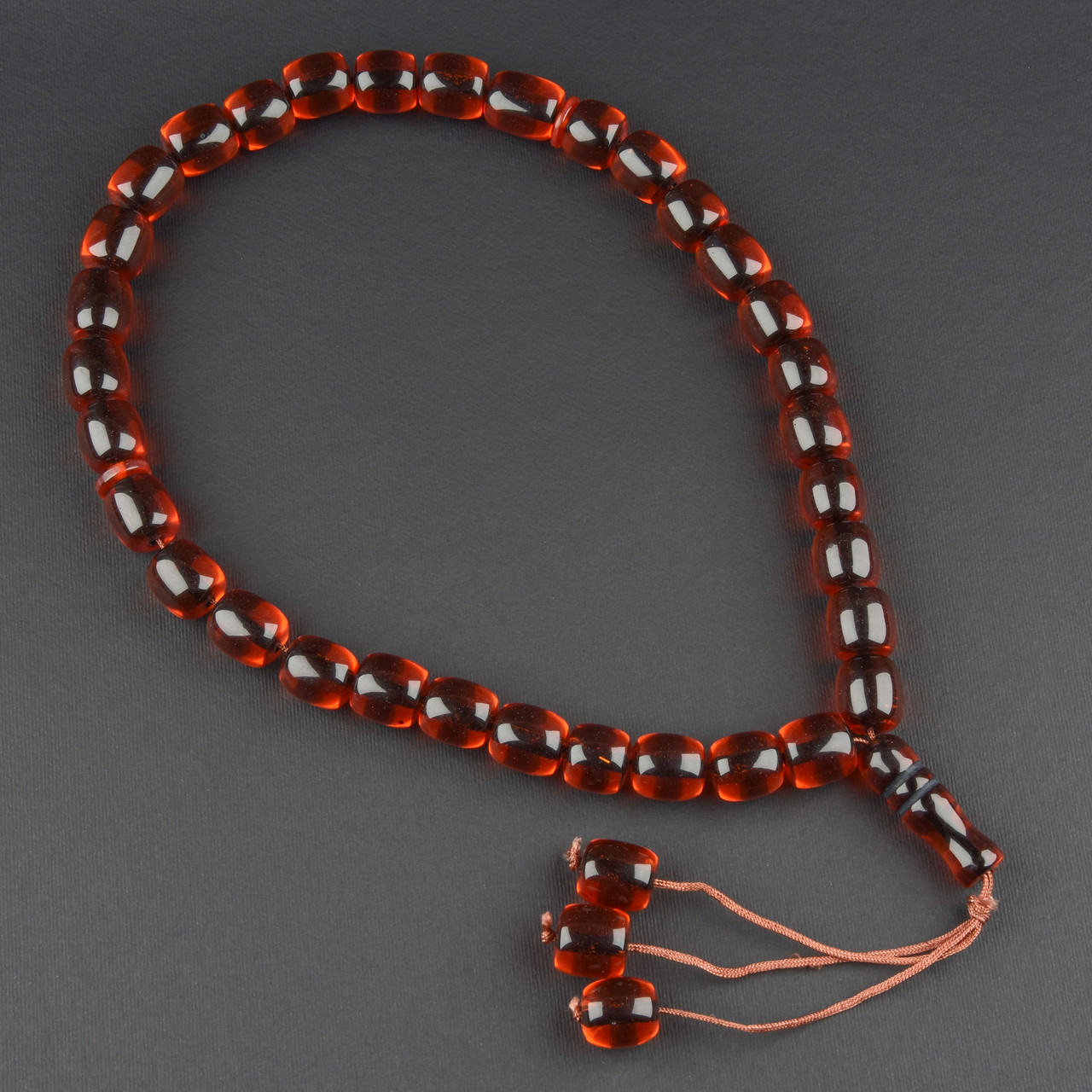 Чітки пластикові з темно-червоними напівпрозорими намистинами та висулькою кількість намистин 33 штуки довжина 80 см - фото 1 - id-p1904382138