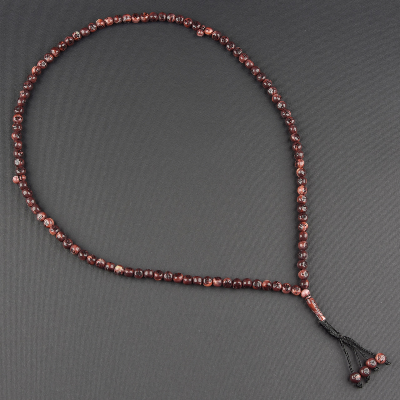 Чітки пластикові з дрібними коричневими намистинами з написами та висувкою кількість намистин 33 штуки довжина 70 см - фото 1 - id-p1904413706