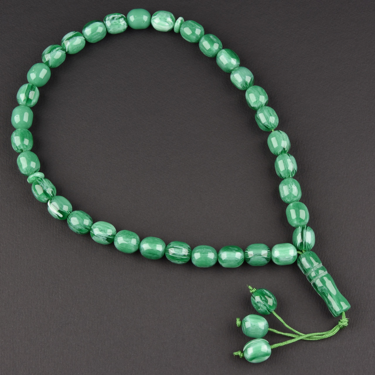 Чітки пластикові з великими зеленими намистинами та висулькою кількість намистин 33 штуки довжина 70 см - фото 1 - id-p1904422112