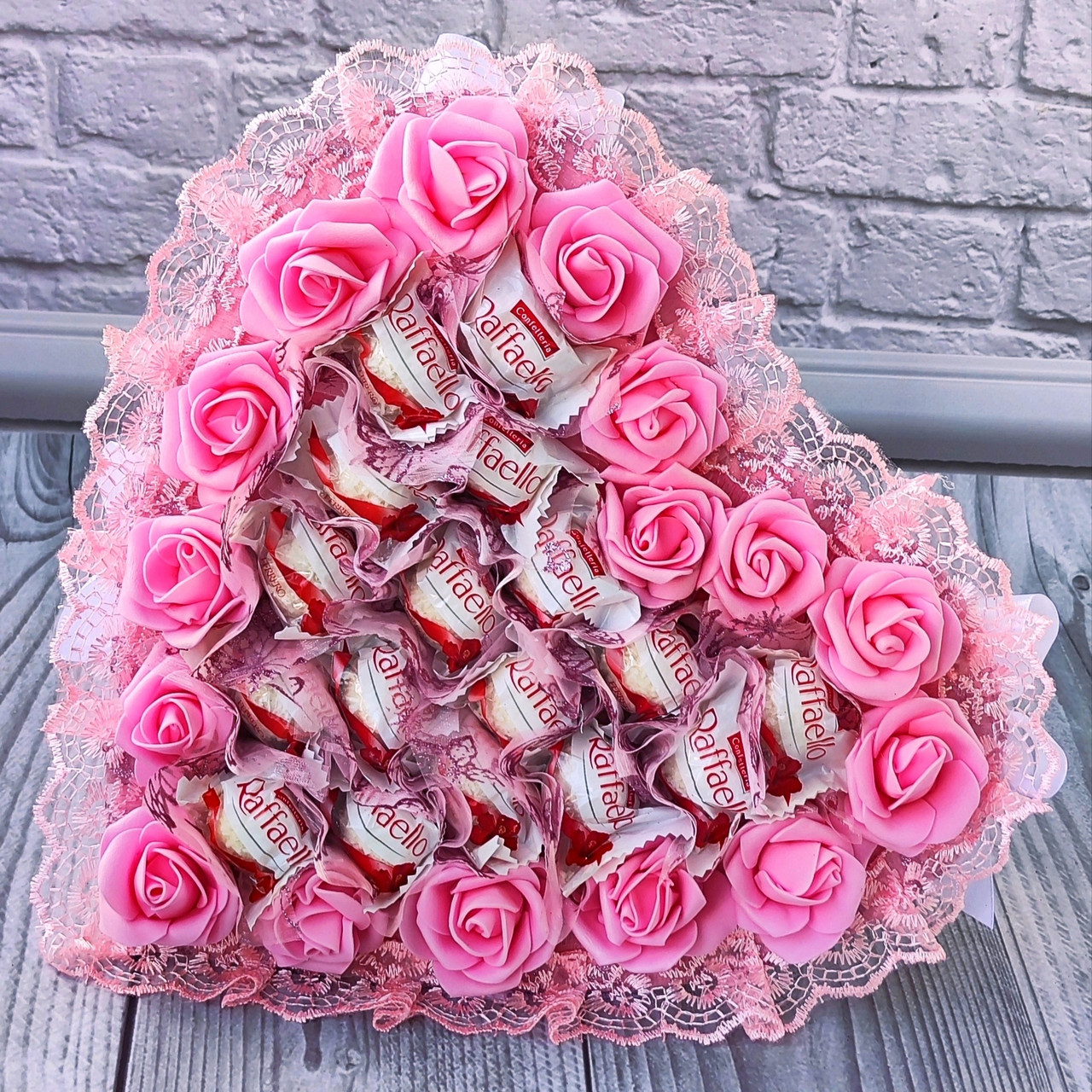 Роскошный розовый букет с конфетами Rafaello, подарок Рафаэлло для ...