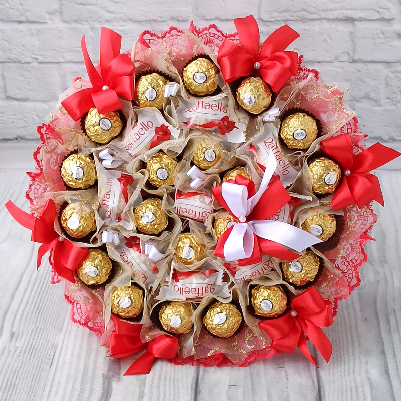 Красивий букет із цукерками Ferrero Rocher Rafaello, подарунок для жінки, мами, колеги чи начальниці