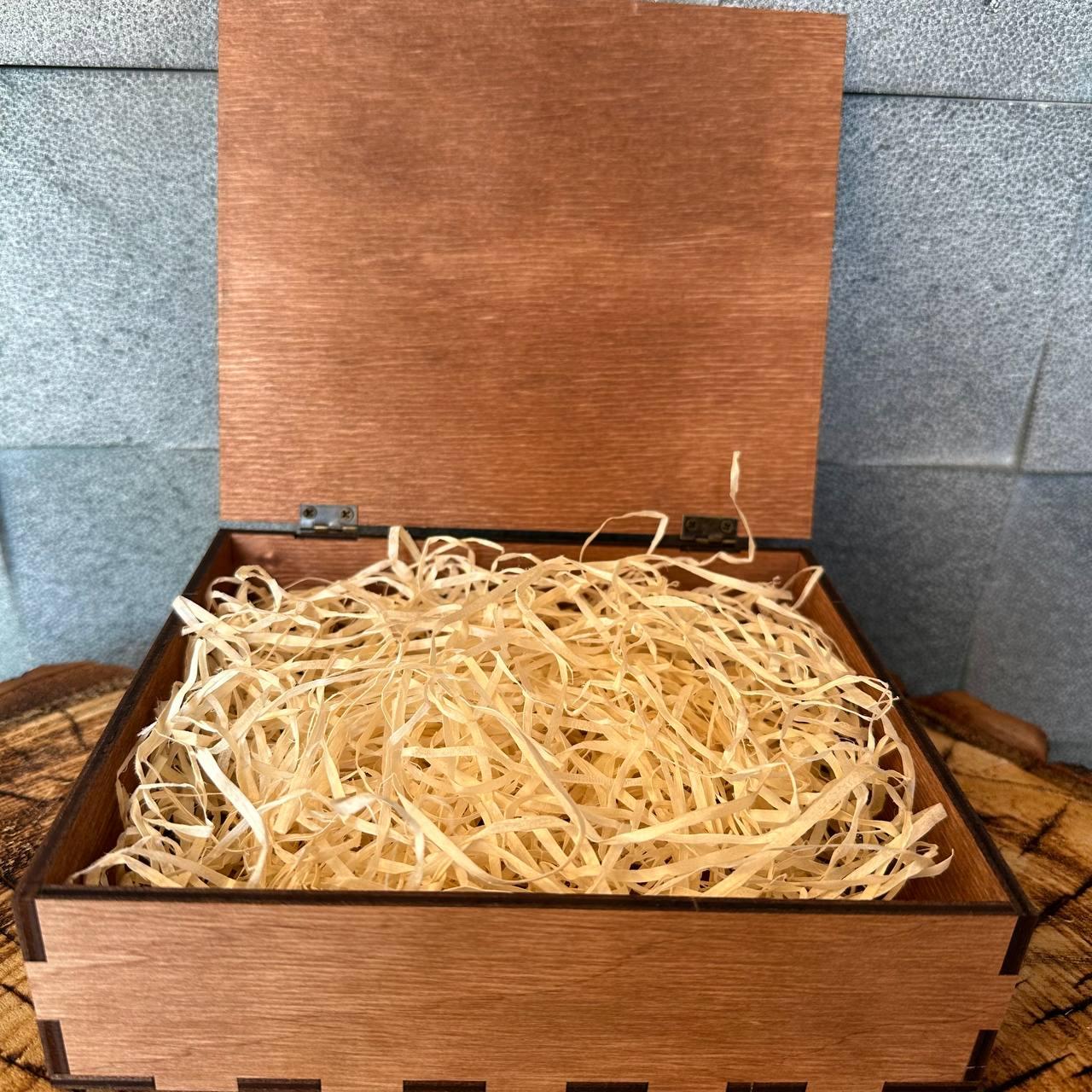 Подарункова коробка з дерева з декоративним наповнювачем бокс 17х15х4,5 горіх із кришкою на завісах