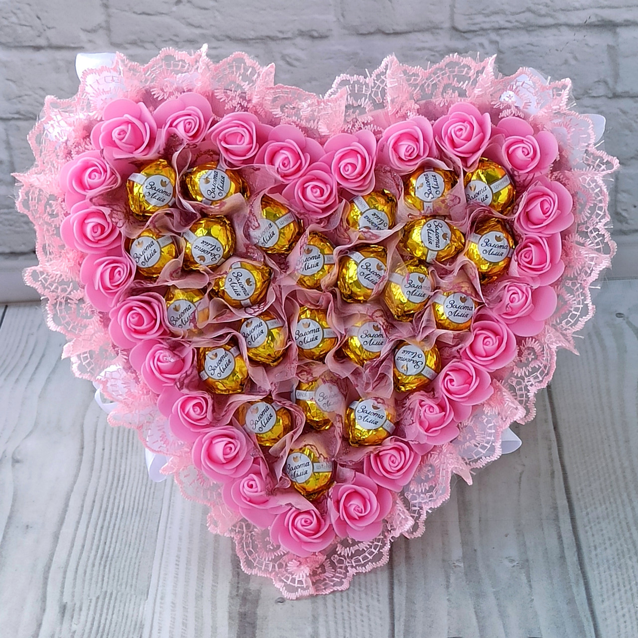 Рожевий букет із цукерками солодкий незвичайний подарунок для коханої у формі серця на день закоханих