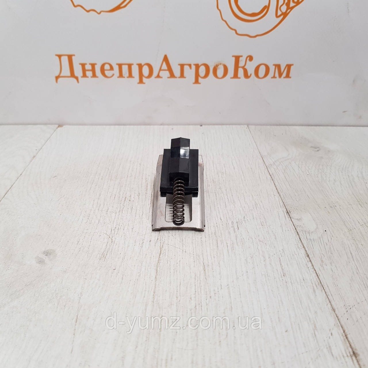 Засувка боковини облицювання (капота) ЮМЗ 45-8402037, фото 1