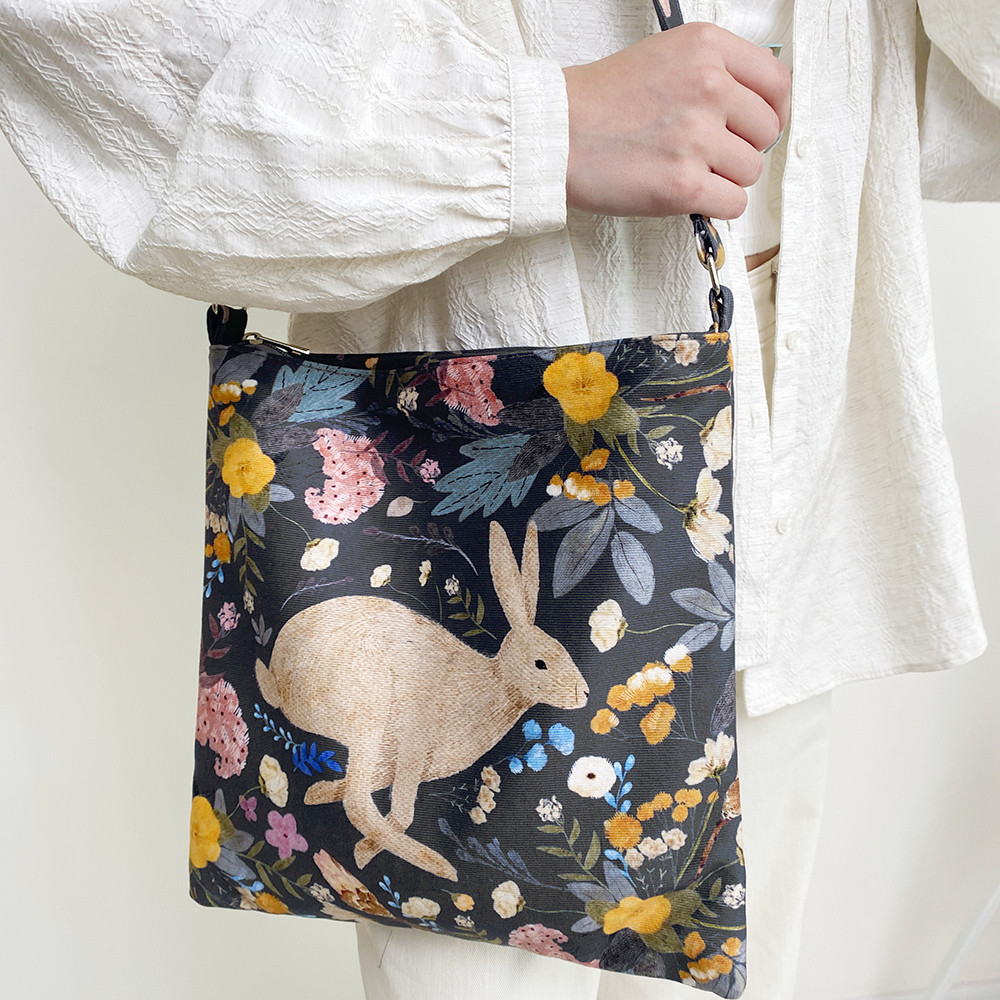 Сумка жіноча Taystra Заєць посеред квітів 30x29 см (TAI_23J044), фото 1
