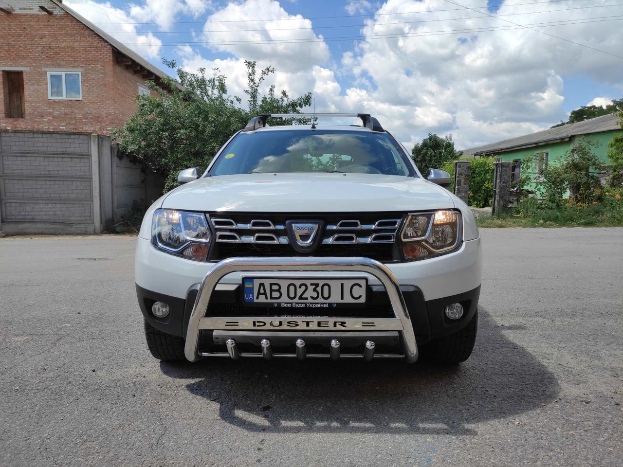 Захист переднього бампера - Кенгурятник Renault Duster (09+) з логотипом і грилем