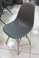 Стул пластиковый на буковых ножках M-05 серый, дизайн Charles Eames