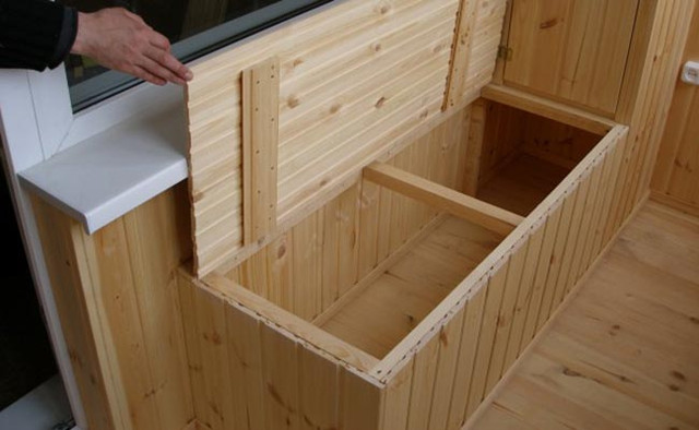 Обшивка балкона дерев'яною вагонкою